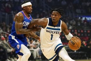 Wolves Clippers pelear